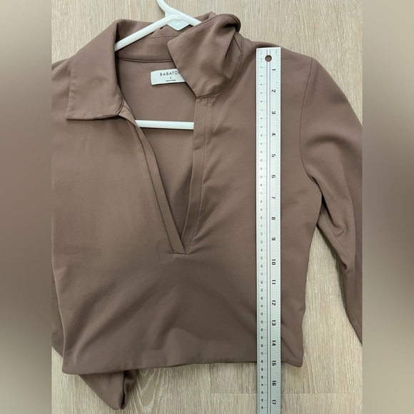 Aritzia Babaton Brown Contour Polo Long Sleeve Crop Top Low Cut - Picture 3 of 5